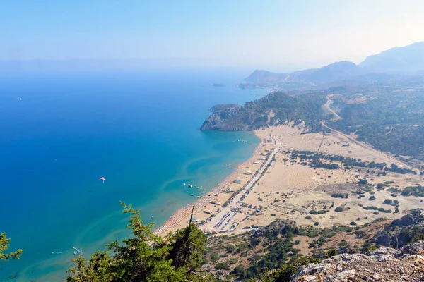 Vista aérea de la playa de arena de Tsampika y la laguna con agua azul clara en la isla de Rodas, Grecia . — Foto de Stock