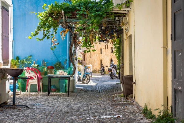 Güzel bahçede Rhodes island, Yunanistan ile dar sokak 