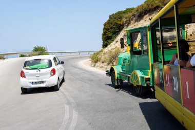 Beyaz araba ve Rodos adasına trende komik gezi virajlı yol.