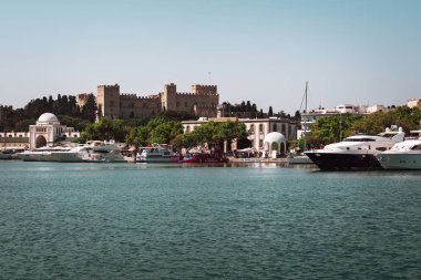 Rhodes Town, Rodos, Yunanistan bir arka plan üzerinde Ortaçağ Kalesi ile Mandraki Limanı
