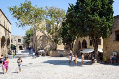 Turistler eski Rodos'un şehir sokaklarında Rhodes island, Yunanistan ziyaret ediyor