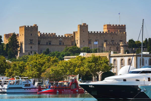 Rhodes Town, Rodos, Yunanistan bir arka plan üzerinde Ortaçağ Kalesi ile Mandraki Limanı
