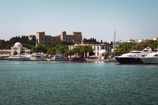 Rhodes Town, Rodos, Yunanistan bir arka plan üzerinde Ortaçağ Kalesi ile Mandraki Limanı