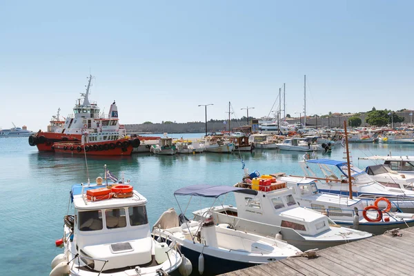 Barcos griegos tradicionales están amarrados en el puerto de la ciudad de Rodas en la isla de Rodas . — Foto de Stock