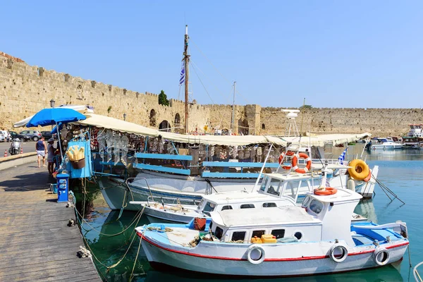 Traditionele Griekse vissersboten zijn verblijf afgemeerd in zee haven van Rhodos stad op Rhodos Eiland, Griekenland — Stockfoto