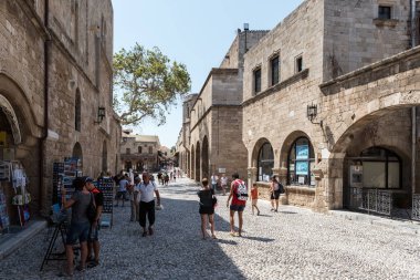 Turistler eski Rodos'un şehir sokaklarında Rhodes island, Yunanistan ziyaret ediyor