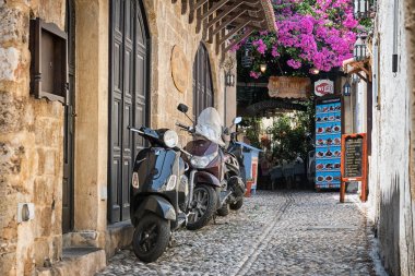 Rhodes Town Rhodes island, Yunanistan Yunan kafe yakınındaki dar sokağa park motosiklet