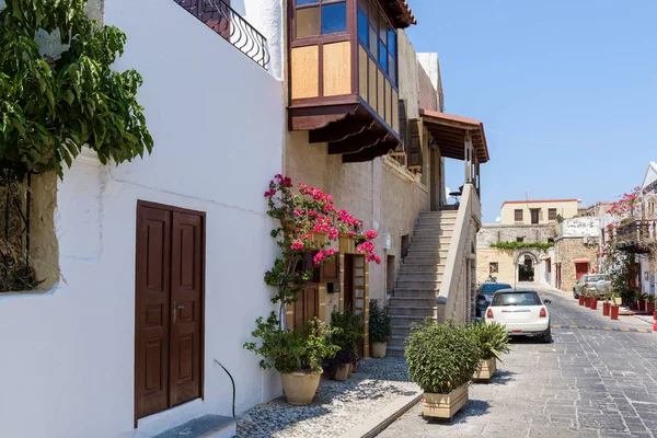 Street of Rhodes town with old houses and narrow streets. Rhodes island, Greece — Stock Photo, Image