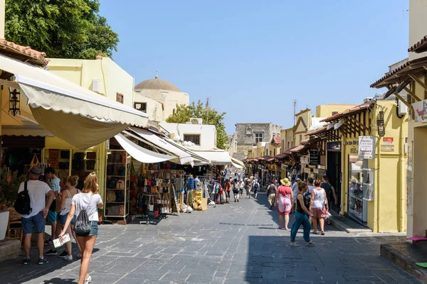 Lidé chodí na ulici města Rhodos, ostrov Rhodos, Řecko — Stock fotografie