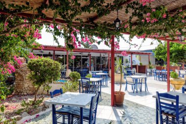 Mavi masa ve sandalyeler Rodos Adası üzerinde ile geleneksel Yunan tavernası.