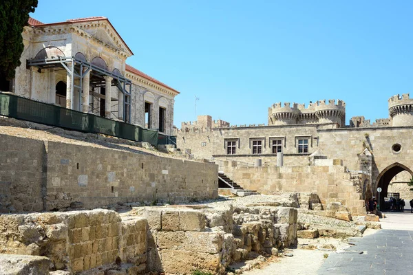 Старі руїни будівлі в замку Родос на острові Родос, Греція — стокове фото