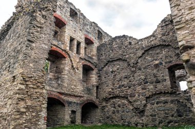 Eski ortaçağ kale kalıntıları Cesis şehirde, Letonya