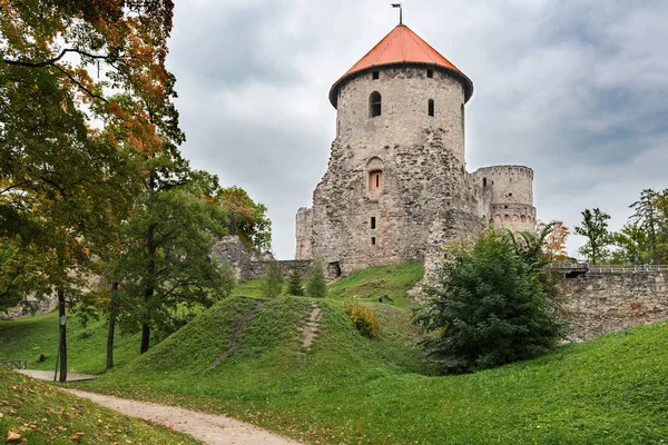 Velhas ruínas do castelo medieval na cidade de Cesis, Letónia — Fotografia de Stock