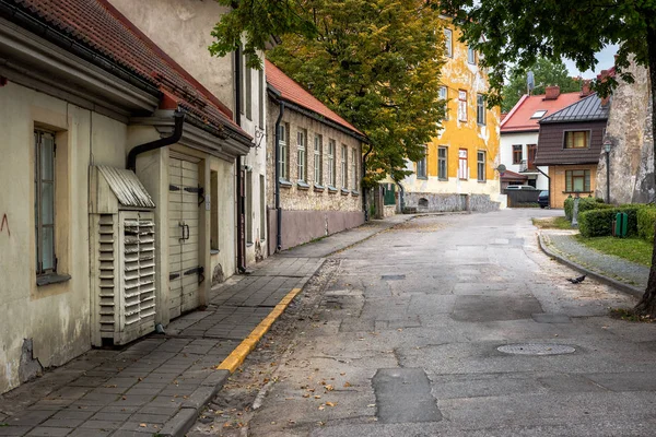 Narrow street with old buildings in Cesis town, Latvia — Stock Photo, Image