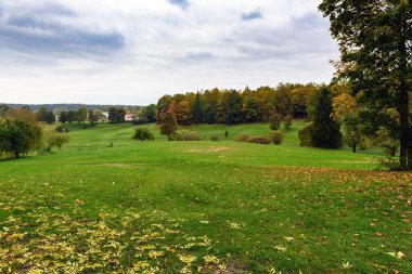 Cesis town, Letonya yakınındaki ekilmemiş tarım arazileri manzara panoramik görünüm