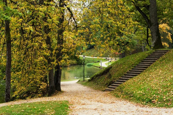 Herfst park in de stad Cesis, Letland — Stockfoto