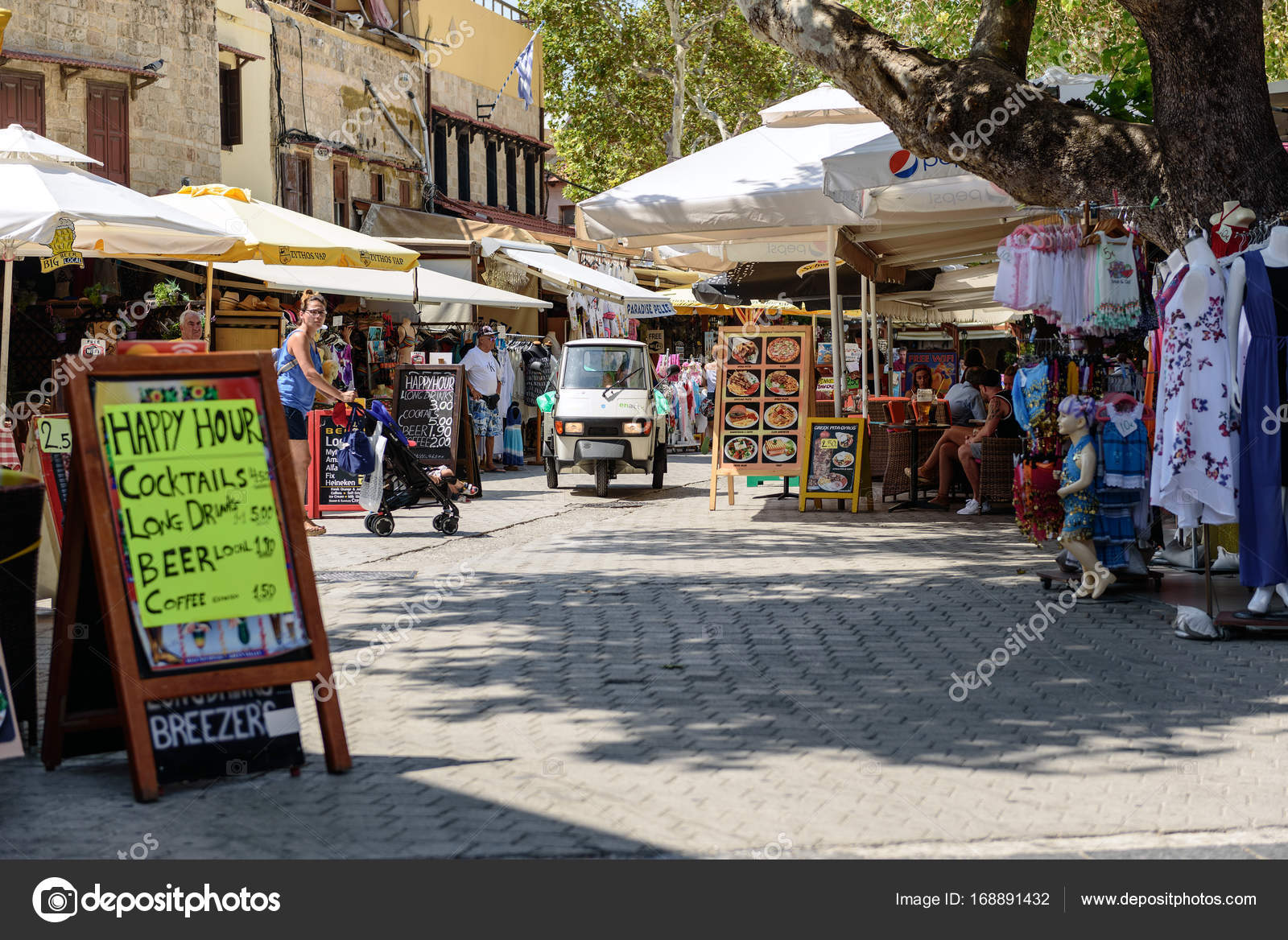 Street of Rhodos by med mange butikker og barer. Rhodos Island, Grækenland  . – Redaktionelle stock-fotos © gorelovs #168891432