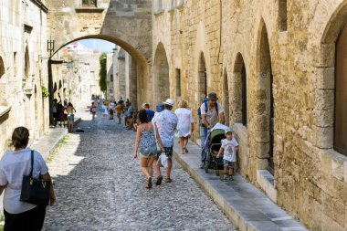 Turistler, Rodos'un eski şehir Rodos Adası üzerinde dar sokak.