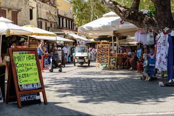 Ulice města Rhodos s mnoha obchody a bary. Ostrov Rhodos, Řecko. — Stock fotografie