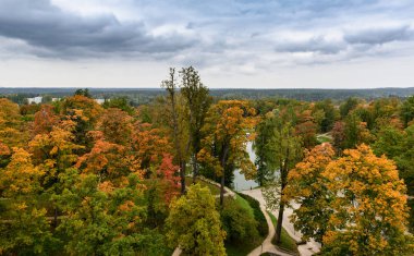 Sonbahar sonbahar renk, Cesis kentindeki Letonya Park'ta üzerinde havadan görünümü