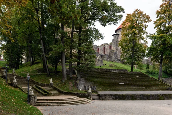 Escadas velhas e arco de pedra sob ruínas do castelo na cidade de Cesis, Letônia — Fotografia de Stock