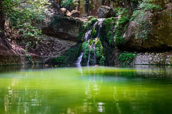 Kelebek Vadisi Rhodes island, Yunanistan küçük şelale ile Yeşil Göl
