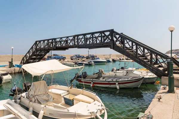 Pequeño puerto marítimo con barcos de pesca amarrados bajo el puente en la isla de Rodas, Grecia — Foto de Stock