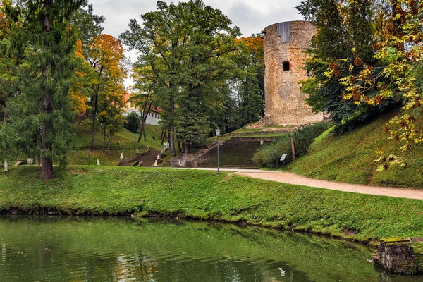 Parque de outono com ruínas antigas da torre na cidade de Cesis, Letônia — Fotografia de Stock