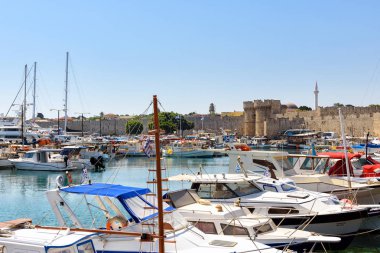 Rıhtımın demirli balıkçı tekneleri ile bağlantı noktası, Rodos şehir.