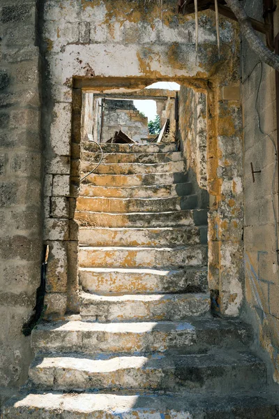 Escaliers anciens dans un vieux bâtiment abandonné. île de Rhodes, Grèce — Photo
