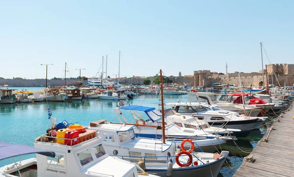 Hafen von Rhodos-Stadt mit festgemachten Fischerbooten in der Nähe der Seebrücke. — Stockfoto