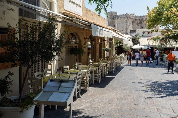 Rhodes Town geleneksel Yunan Taverna yoIda. Rodos, Yunanistan.