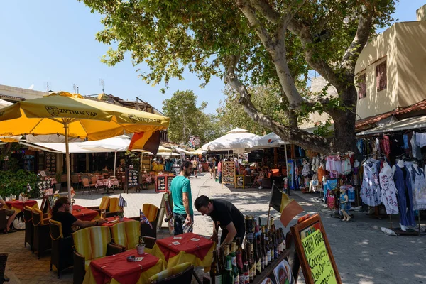 Ulice s mnoha bary a obchody se suvenýry ve městě Rhodos. Ostrov Rhodos, Řecko — Stock fotografie