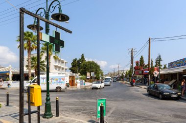 Termometre, sıcak hava sıcaklığı, eczanede gösterilen ile Merkezi kavşak Faliraki kasabada imzala. Rodos, Yunanistan