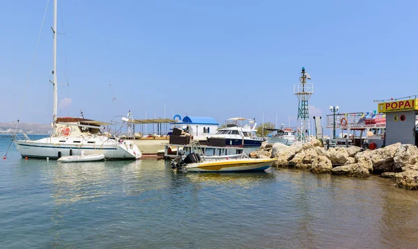 Puerto de Rodas con barcos de pesca amarrados cerca del muelle . — Foto de Stock