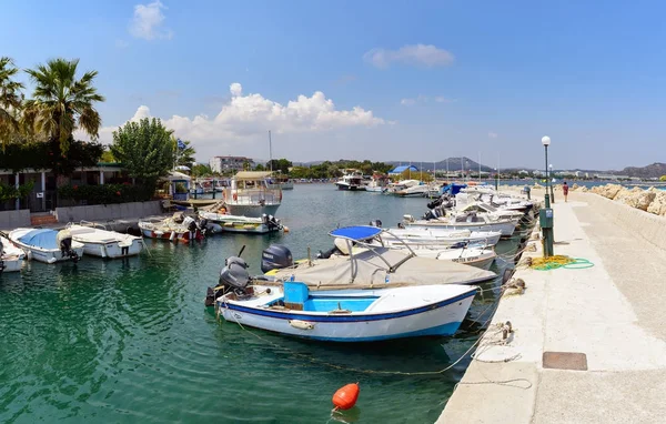 Порт города Родос с пришвартованными рыбацкими лодками возле пирса . — стоковое фото