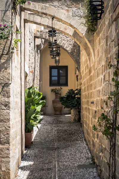 Small narrow street with ancient arches and walls in Rhodes town. Rhodes island., Greece — Stock Photo, Image