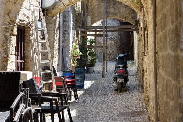 Rhodes, Yunanistan - Ağustos 2017: Dar sokak, Rodos'un şehir Rhodes island, Yunanistan