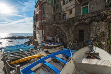 Riomaggiore, İtalya - Aralık 2016: Ahşap tekneler Riomaggiore sahil kasaba Cinque Terre Milli Parkı, İtalya, demirli