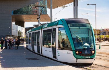 Barcelona, İspanya - Mayıs 2017: tramvay Barcelona Town, İspanya için bekleyenler