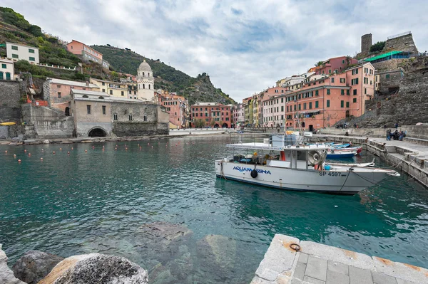 Vernazza Italia Dicembre 2016 Piccolo Porto Peschereccio Con Barche Parcheggiate — Foto Stock