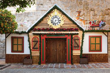 Marbella, İspanya - Aralık 2017: Ahşap Noel Baba evi ile geyik çatıda. Bina Marbella şehir merkezinde yer alıyor.