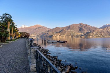 Gezinti Menaggio kasaba, Lombardiya, İtalya, güzel manzara