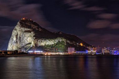 İspanyolca La Linea de la Concepcion Gibraltar kaya gece görünümü.