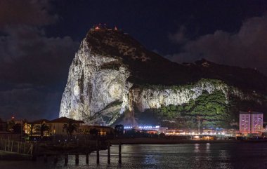 İspanyolca La Linea de la Concepcion Gibraltar kaya gece görünümü.