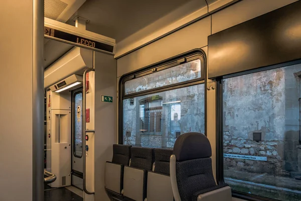 Interior Del Tren Regional Italiano Viajando Ciudad Lecco — Foto de Stock