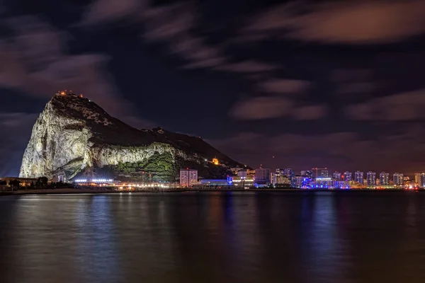 スペイン語ラ リネア コンセプシオンからジブラルタル岩の上の夜景 — ストック写真