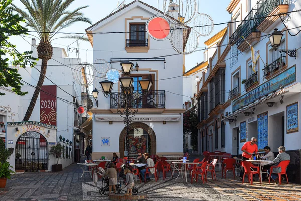 Marbella España Diciembre 2017 Plaza Navidad Con Pequeña Cafetería Entre — Foto de Stock