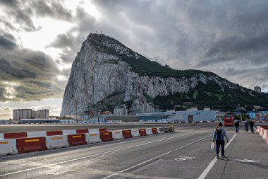 Gibraltar - Aralık 2017: Gibraltar İspanyolca La Linea de la anlayışından yola.