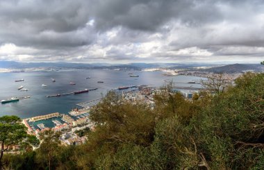Gibraltar - Aralık 2017: Füniküler bir üst istasyonundan defne deniz havadan görünümü